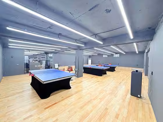 서울 강남 탁구장 신중민탁구클럽 내부: LED 조명, 파란 탁구대, 목재 바닥